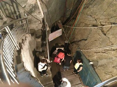 游客到魚泉參觀。