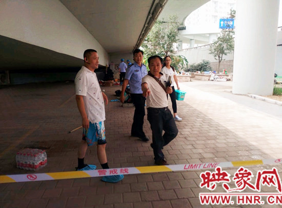 事發(fā)后，警方封鎖現(xiàn)場進行調(diào)查取證。