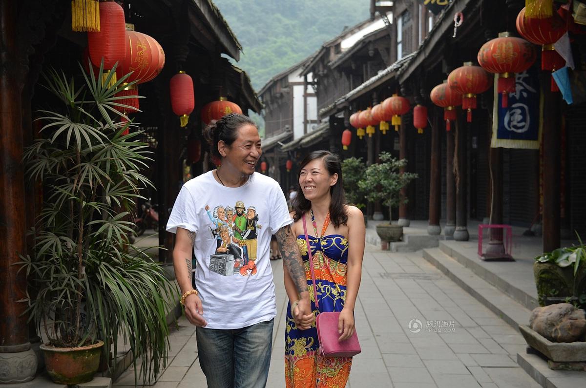 圖為7月20日，顧少強和老公于夫在成都街子古鎮(zhèn)，兩人剛于7月6日登記結婚。王勤/CFP