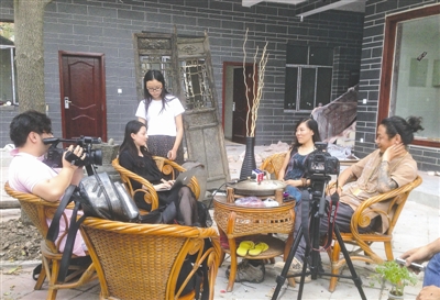 23日，顧少?gòu)?qiáng)接受成都媒體采訪