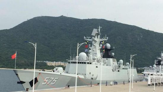 中國海軍艦艇編隊(duì)12日上午從三亞起航，參加“和平友誼-2015”中馬兩軍首次實(shí)兵聯(lián)演。