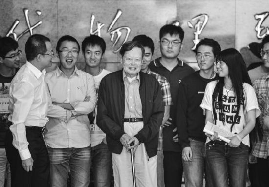 楊振寧與中國(guó)科大的同學(xué)合影。