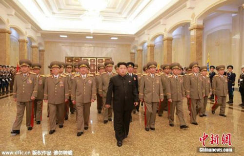 資料圖：朝鮮最高領(lǐng)導(dǎo)人金正恩此前參謁錦繡山太陽宮的情景。