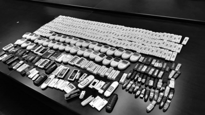 警方在行動中繳獲的地下錢莊持有的銀行卡和手機、U盾等作案工具。