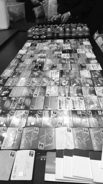 警方在行動中繳獲的地下錢莊持有的銀行卡和手機、U盾等作案工具。