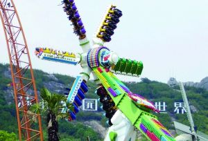 3月28日零點剛過幾分鐘，上海迪士尼6月16日開園日的門票就宣告售罄，巨大的訪問量一度導(dǎo)致票務(wù)系統(tǒng)出現(xiàn)間歇性故障，被網(wǎng)友調(diào)侃“激烈程度堪比春運”。網(wǎng)上甚至有“黃?！睂⒁粡堥_園門票炒到幾千元。