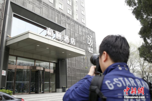 媒體記者關(guān)注北京“和頤酒店女生遇襲”事件。 圖片來(lái)源：視覺(jué)中國(guó)