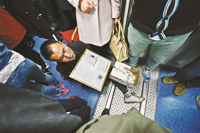 在賣藝時(shí)，李大鵬會(huì)把判決結(jié)果掛在胸前