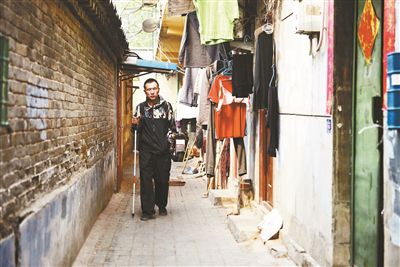 雖然曾被報(bào)道擁有兩套房產(chǎn)，李大鵬實(shí)際的租住地在一片棚戶區(qū)里