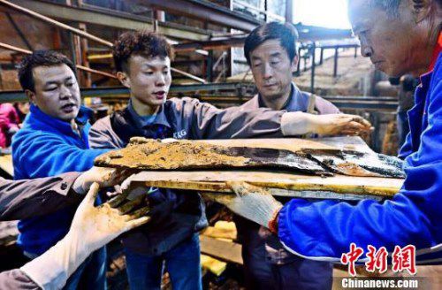 圖為南昌西漢?；韬钅怪鳂∈铱脊虐l(fā)掘現(xiàn)場出土了一組漆器“屏風”?！」?攝