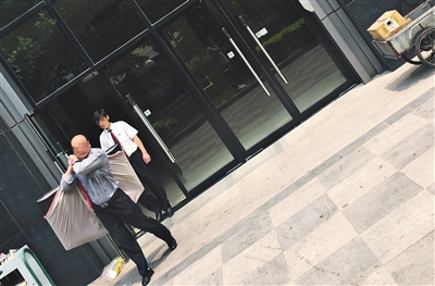 昨日11時許，新華聯(lián)國際公寓門口，一男子將電視等賭具轉(zhuǎn)移，后被警方控制