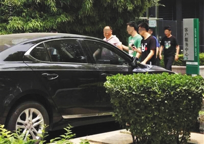 昨日下午，北京警方從新華聯(lián)國際公寓內(nèi)帶出一名男子