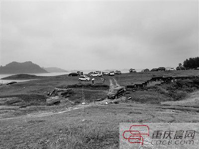 10日，約30輛自駕車被困在長(zhǎng)壽湖的這片湖灘上。