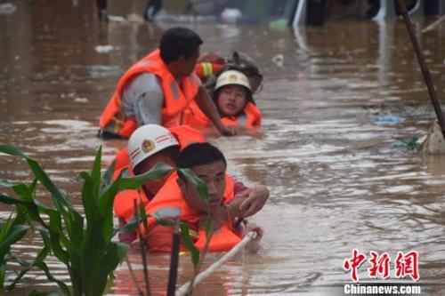 資料圖：6月20日，貴州省黔西南州暴雨成災。圖為消防員抗洪救人?！∏髂舷?攝