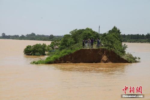 資料圖：6月21日，江西鄱陽縣濱田水庫泄洪道河堤(濱田河)潰口現(xiàn)場。 王劍 攝