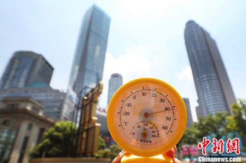 7月26日中午12點(diǎn)39分，南京街頭高溫逼人，用溫度計(jì)測量的實(shí)時(shí)溫度超過40攝氏度。 中新社記者 泱波 攝