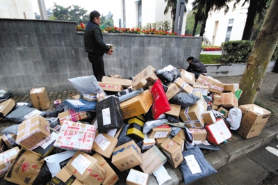 2015年11月19日，江蘇省南京市，河海大學(xué)校園外的路上大堆的快遞。圖/視覺中國