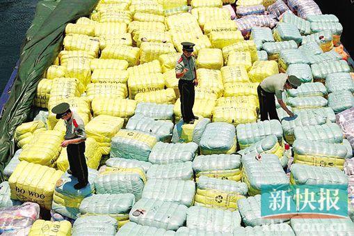 邊防官兵正在檢查截獲的走私舊衣物。 通訊員供圖