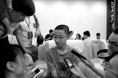 14歲的最小新生黃家琪淡定接受記者群訪。