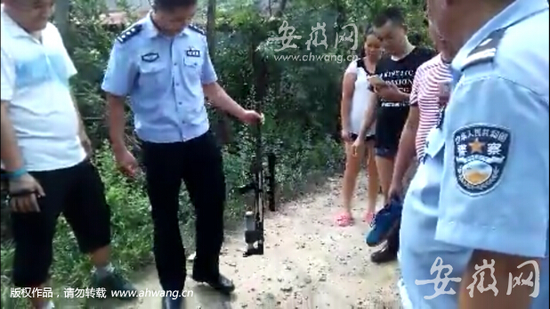 警方在案發(fā)地附近找到的槍支。
