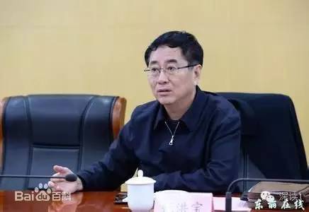 通報指出，張洪寶眼看著幾年前還不知名的個體老板搖身一變成為大企業(yè)家，心里既艷羨又發(fā)酸，滋生了“我為他們贏得了好的發(fā)展機(jī)遇，收些款物就權(quán)當(dāng)是對我這些年辛勤工作的一種補(bǔ)償”的念頭。于是他開始熱衷于與身邊的企業(yè)老板拉拉扯扯、勾肩搭背，剛開始只是幾頓飯、幾張卡，日積月累，越陷越深，不給錢不辦事，給了錢才辦事，在東麗人稱