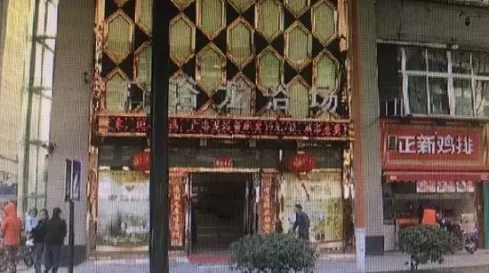 張阿姨說，附近柜臺(tái)一名工作人員，說什么也不讓她在這塊走廊哄孫女，幾句不和，雙方吵了起來。