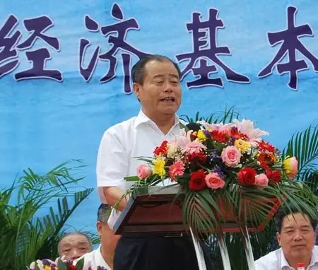 信發(fā)集團(tuán)發(fā)展成為一家集發(fā)電、供熱、氧化鋁、電解鋁、碳素、燒堿、聚氯乙烯、電石、鋁深加工等產(chǎn)業(yè)于一體的現(xiàn)代化大型企業(yè)集團(tuán)，位于山東聊城茌平縣。2016年10月，信發(fā)集團(tuán)董事局主席張學(xué)信在接受山東商報(bào)采訪時(shí)表示，44年企業(yè)沒有一名員工離職。