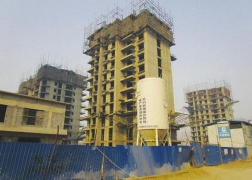 爛尾的現(xiàn)代國際汽貿(mào)城配套住宅項目。