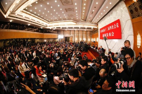 資料圖：2016年3月2日，全國政協(xié)十二屆四次會議新聞發(fā)布會在北京人民大會堂舉行，大會新聞發(fā)言人王國慶回答記者提問。 中新社記者 杜洋 攝