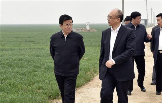 4月3日至4日，河北省委書記、省人大常委會主任趙克志，省委副書記、省政府黨組書記許勤在雄安新區(qū)調(diào)研。這是趙克志、許勤4日實地察看雄安新區(qū)核心區(qū)概貌。 圖片來源：河北新聞網(wǎng)