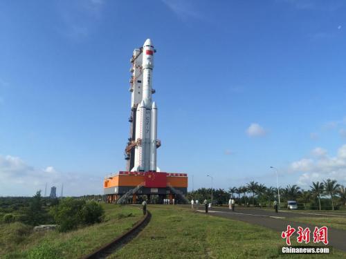 4月17日7時30分，承載著長征七號遙二運載火箭與天舟一號貨運飛船組合體的活動發(fā)射平臺，垂直轉(zhuǎn)運至發(fā)射區(qū)，標志著“天舟一號”飛行任務(wù)正式進入發(fā)射階段。閆寧 攝