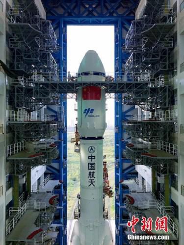 垂直轉(zhuǎn)運的順利完成，標志著“天舟一號”飛行任務(wù)正式進入發(fā)射階段。張文軍 攝