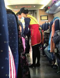 高鐵盒飯價(jià)格過高問題，近年來已成為社會(huì)熱點(diǎn)話題。高鐵盒飯價(jià)格緣何居高不下呢？究竟是盒飯企業(yè)壟斷化經(jīng)營(yíng)，還是盒飯的成本高？這都需要高鐵相關(guān)部門公開透明，算出明細(xì)賬。