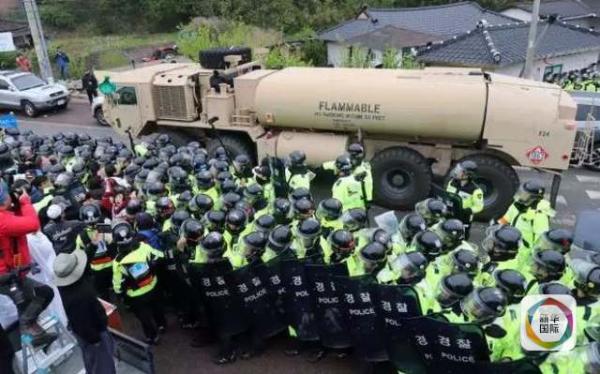 凌晨4時30分左右，駐韓美軍向“薩德”系統(tǒng)部署地星州高爾夫球場運送“薩德”相關裝備。約有20多輛卡車和軍用拖車進入星州高爾夫球場，其中裝有兩臺導彈發(fā)射架、X波段雷達及作戰(zhàn)指控中心等裝備。