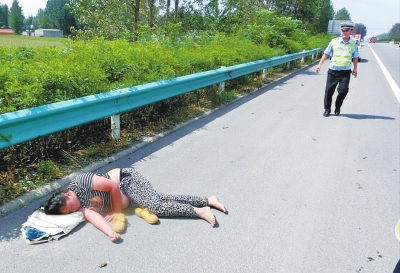 險！一女子躺高速路上睡大覺 漯河交警忙轉(zhuǎn)移保安全