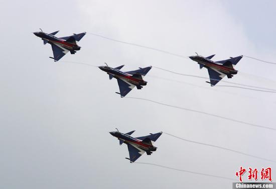 資料圖：殲-10表演機(jī)。<a target='_blank'  _fcksavedurl='http://www.chinanews.com/' _fcksavedurl='http://www.chinanews.com/'>中新社</a>發(fā) 申進(jìn)科 攝