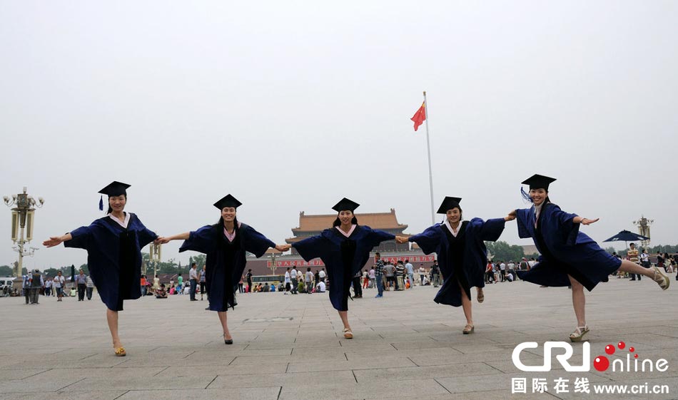 幾名打?qū)W生天安門廣場(chǎng)創(chuàng)意留影。圖片來(lái)源：金聞/CFP