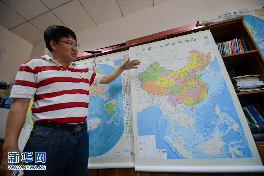 6月23日，湖南地圖出版社總編輯雷宜遜在介紹豎版《中華人民共和國地圖》。