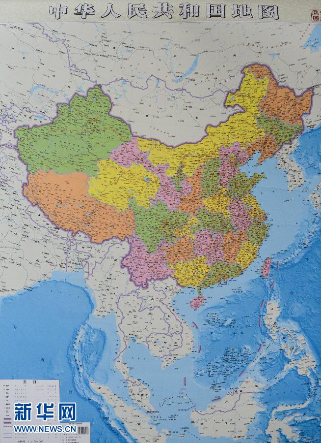 這是6月23日拍攝的豎版《中華人民共和國地圖》。