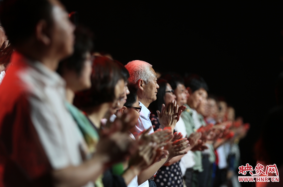 中央電視臺(tái)“時(shí)代楷?！卑l(fā)布廳，觀眾起立為“編外雷鋒團(tuán)”鼓掌。