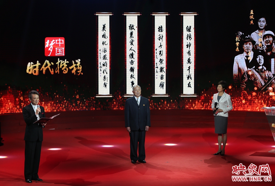 朗誦者現(xiàn)場(chǎng)朗誦贊河南鄧州“編外雷鋒團(tuán)”的楹聯(lián)。