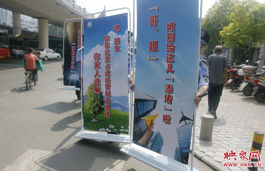“哥、姐，嫩（你們）別給這兒添堵啦?！? width=