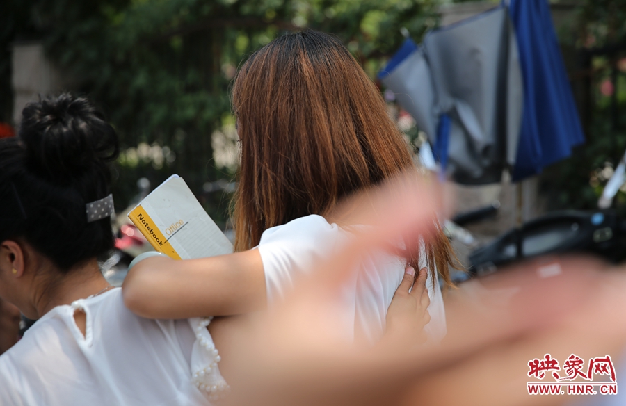 兩名看守攤位的女孩見記者拍照離開現(xiàn)場。