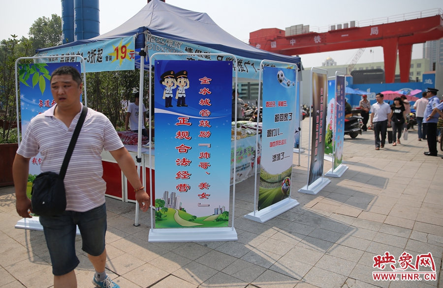 攤位被“圍觀”后，沒有一單生意，過往市民叫好。