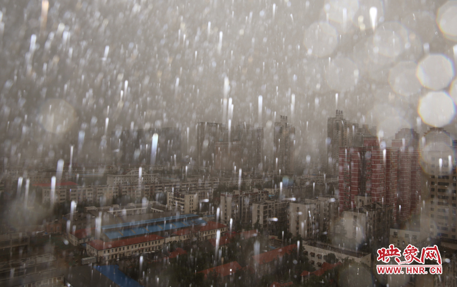 17時25分,鄭州強(qiáng)降雨,紫荊山附近的市民真切地感受到了什么叫大雨傾盆。