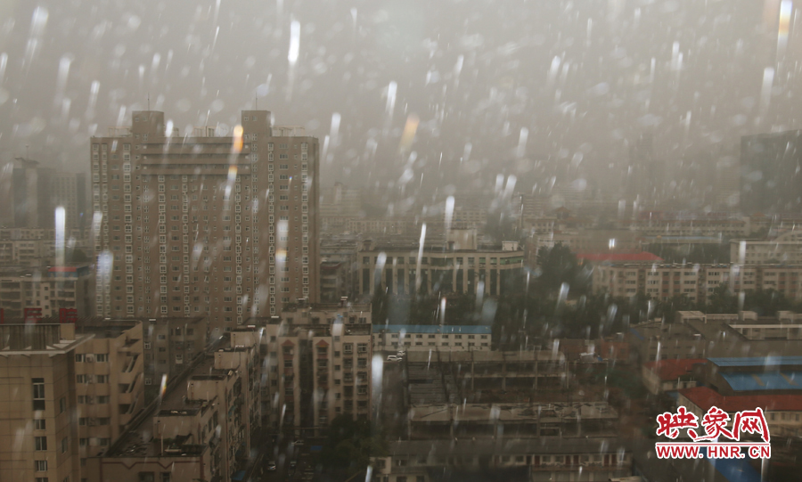 17時25分,鄭州強(qiáng)降雨,紫荊山附近的市民真切地感受到了什么叫大雨傾盆。
