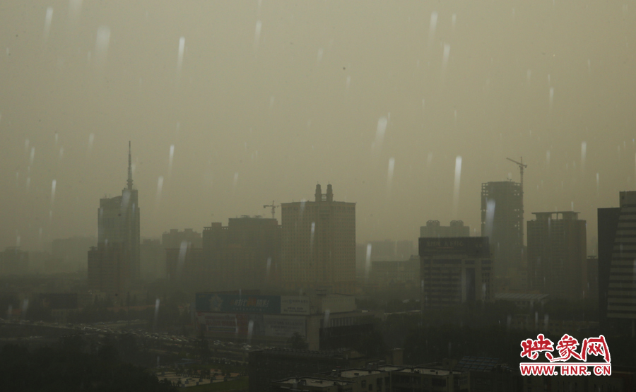17時29分,鄭州強(qiáng)降雨,紫荊山附近的市民真切地感受到了什么叫大雨傾盆。
