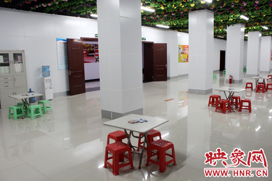 為了給市民納涼避暑創(chuàng)造舒適的環(huán)境，今年鄭州市人防辦加大了投入，對(duì)納涼點(diǎn)進(jìn)行了升級(jí)改造