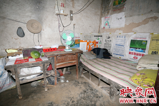 老人的居住條件十分簡陋。