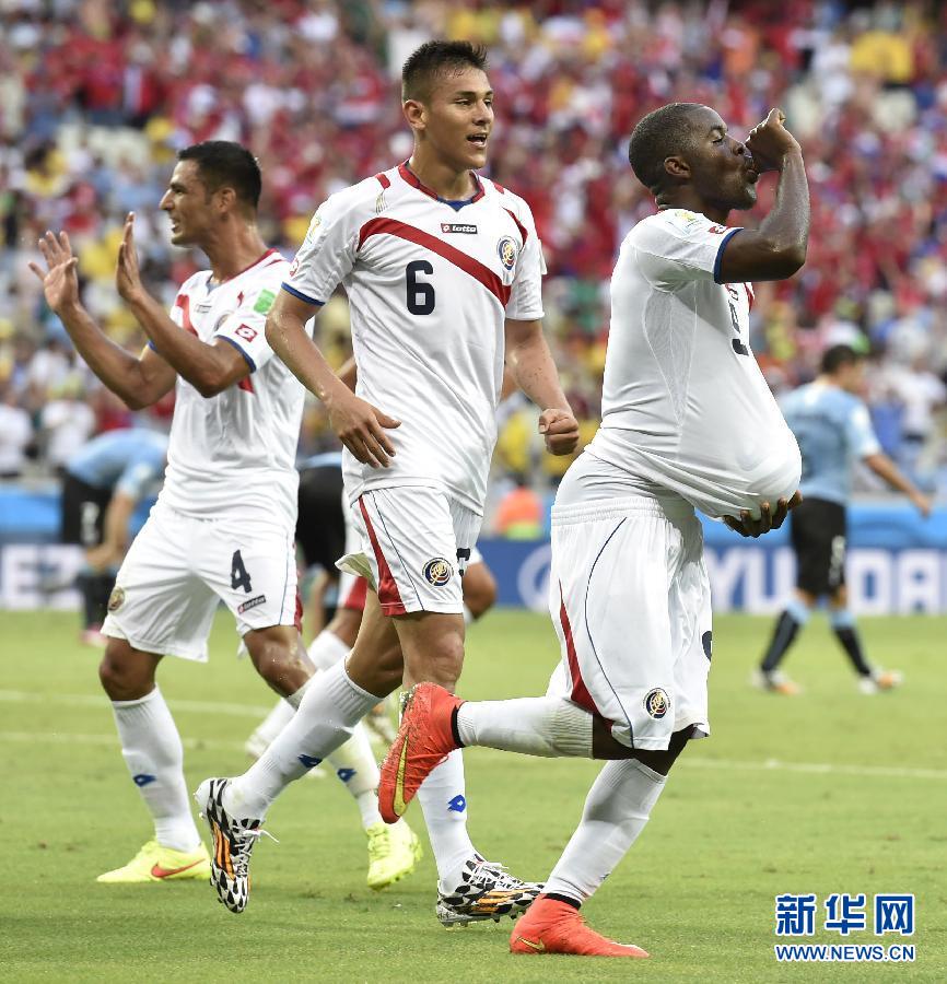 6月14日，哥斯達(dá)黎加隊(duì)球員喬·坎貝爾（右一）進(jìn)球后將足球塞進(jìn)衣服內(nèi)慶祝。